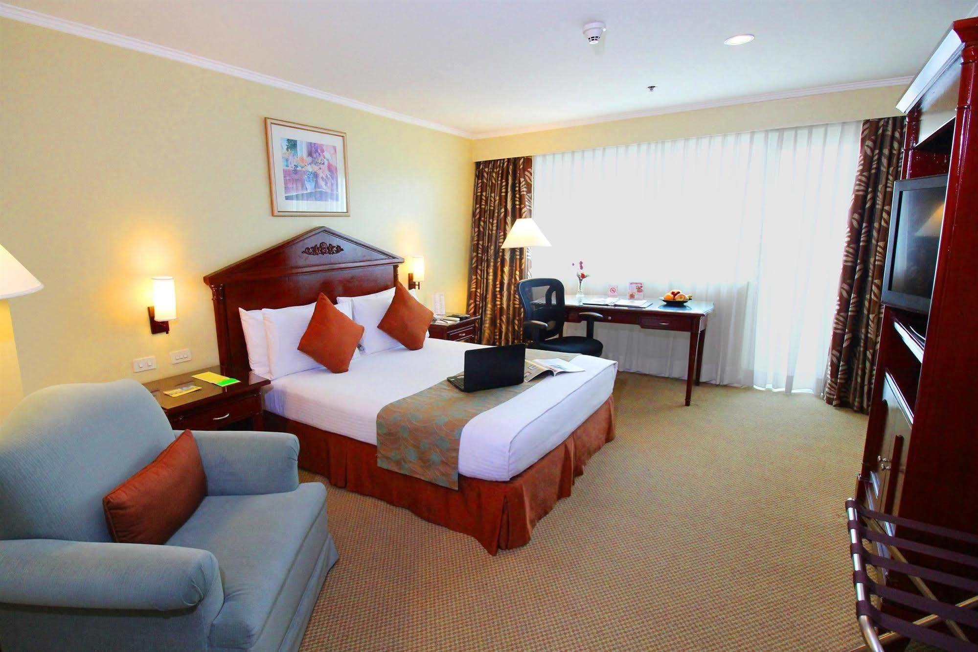 Oxford Suites Makati Makati City Eksteriør bilde